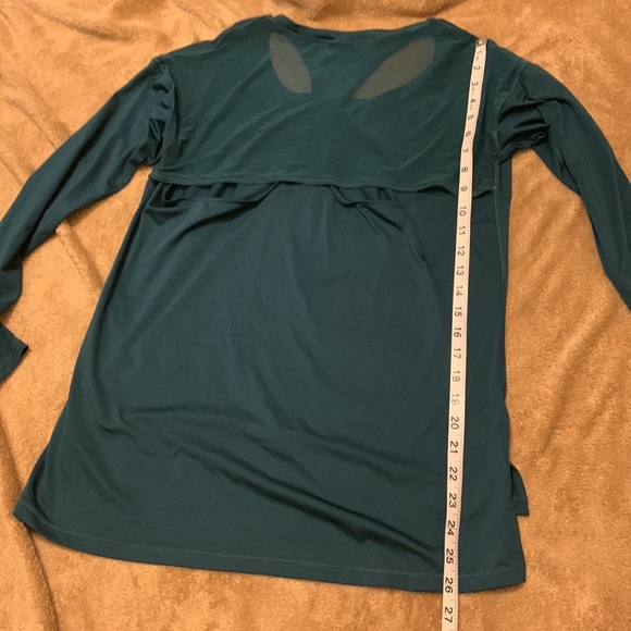 2 workout tops with open backs - Picture 9 of 15